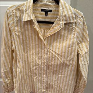 Banana Republic Factory Store
Size M Long sleeve button-down shirt